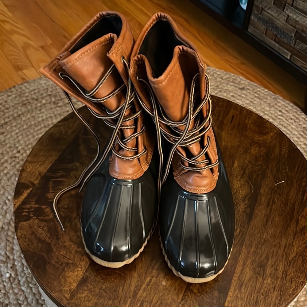 NWOT Arianna original duck boots